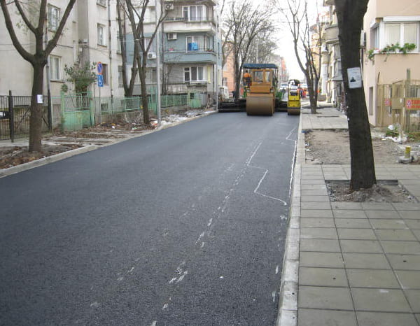 Асфалтиране на улици и подходи